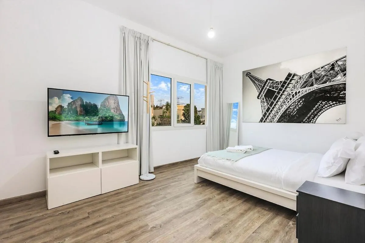 First Class Villa Quiet Class In The Meadows Dubai Apartment