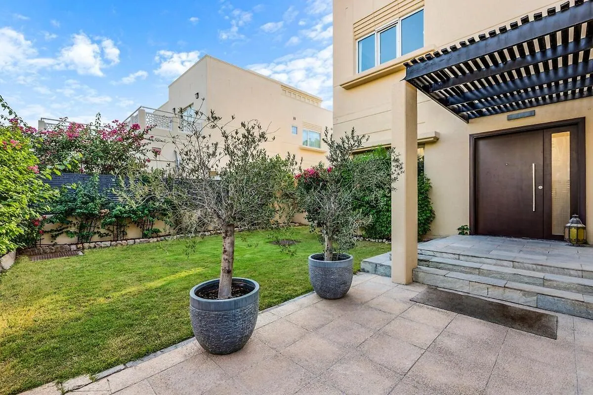 First Class Villa Quiet Class In The Meadows Dubai United Arab Emirates