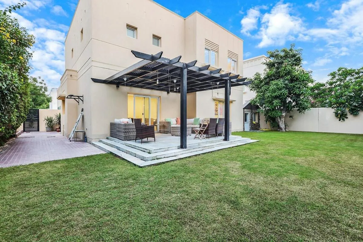 First Class Villa Quiet Class In The Meadows Dubai Apartment