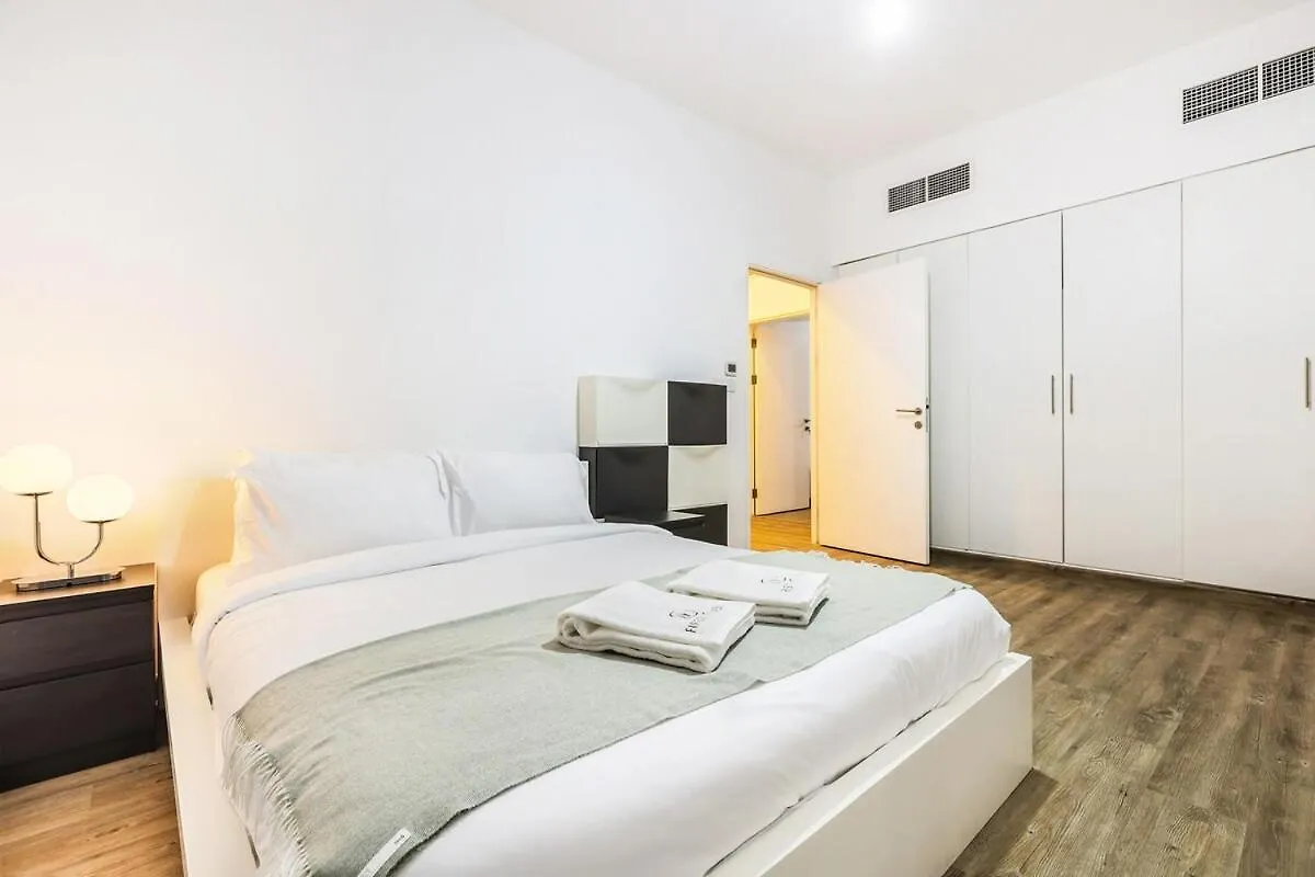 First Class Villa Quiet Class In The Meadows Dubai