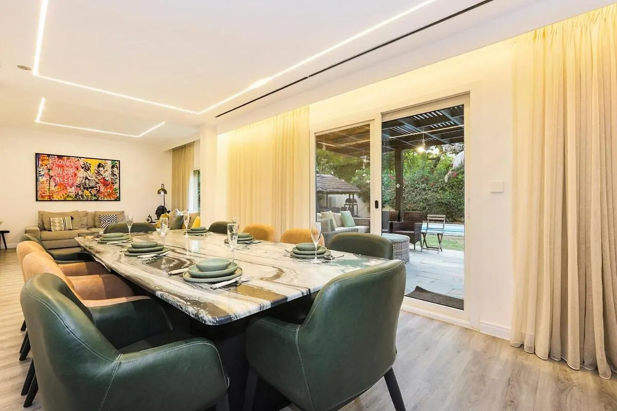 First Class Villa Quiet Class In The Meadows Dubai