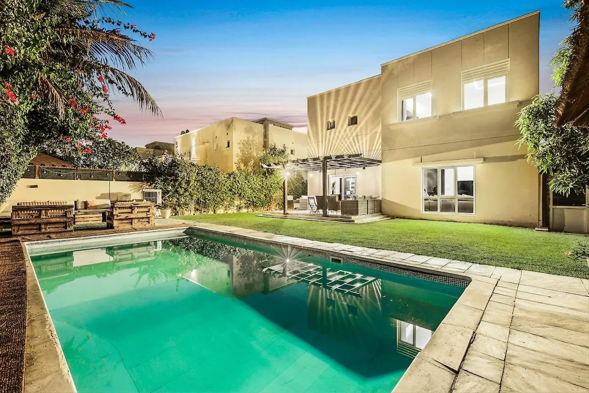 First Class Villa Quiet Class In The Meadows Dubai