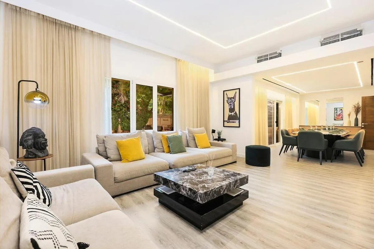 First Class Villa Quiet Class In The Meadows Dubai